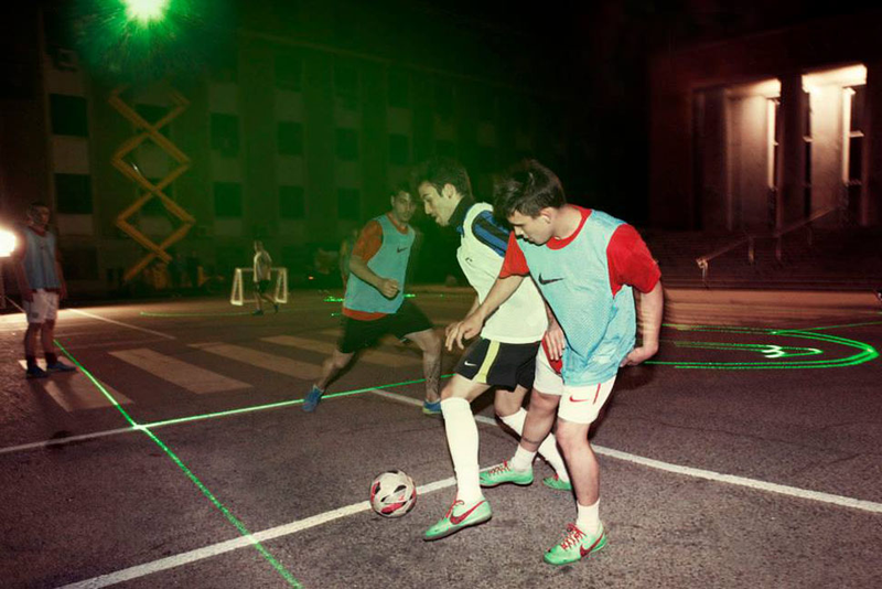Illustration for article titled AsĂ deberĂan ser los (improvisados) campos de fĂștbol del futuro